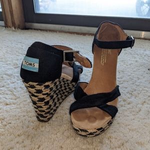 Toms black and white wedges